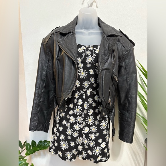 NWT black floral daisy pattern romper, size small - Picture 2 of 4